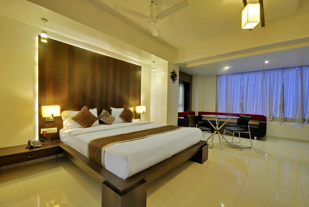 Hotel Magnum Inn Junagadh Exteriör bild